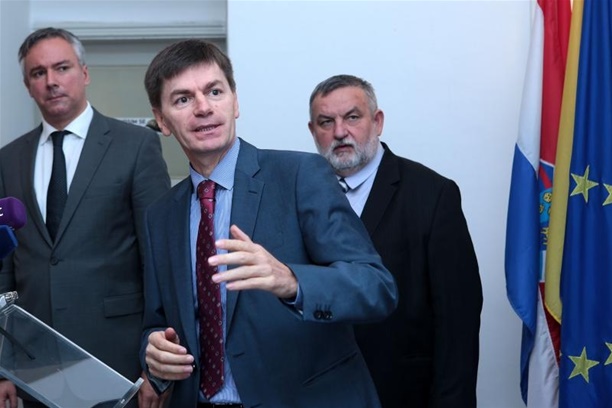 Josip Budimir s Darinkom Kosorom, predsjednikom HSLS-a i Vladimirom Ferdeljijem kojeg su podržali kao nezavisnog kandidata za gradonačelnika Zagreba