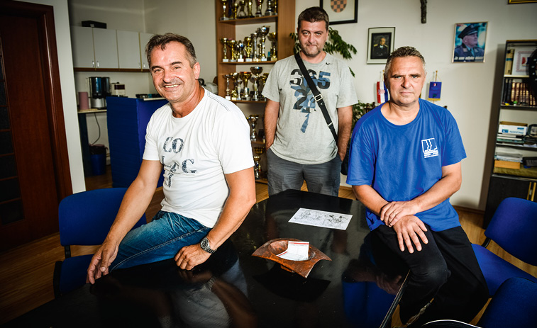 Ivan Tolić (lijevo), predsjednik Udruge branitelja liječenih od PTSP-a Grada Zagreba i članovi udruge, Ivica Jelinić (u sredini) i Zdenko Šamec (desno)