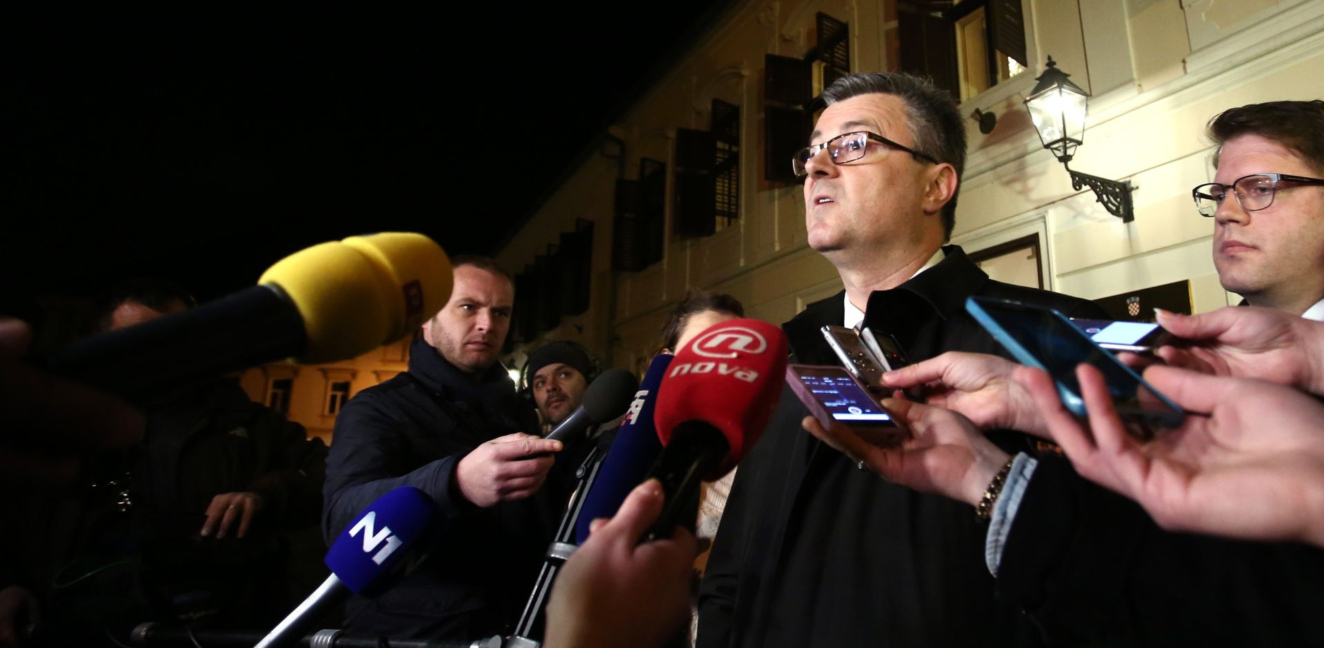 Premijer Tihomir Oreskovic ispred Vlade obratio se medijima te i sluzbeno potvrdio da je Mijo Crnoja podnio ostavku. Photo: Sanjin Strukic/PIXSELL