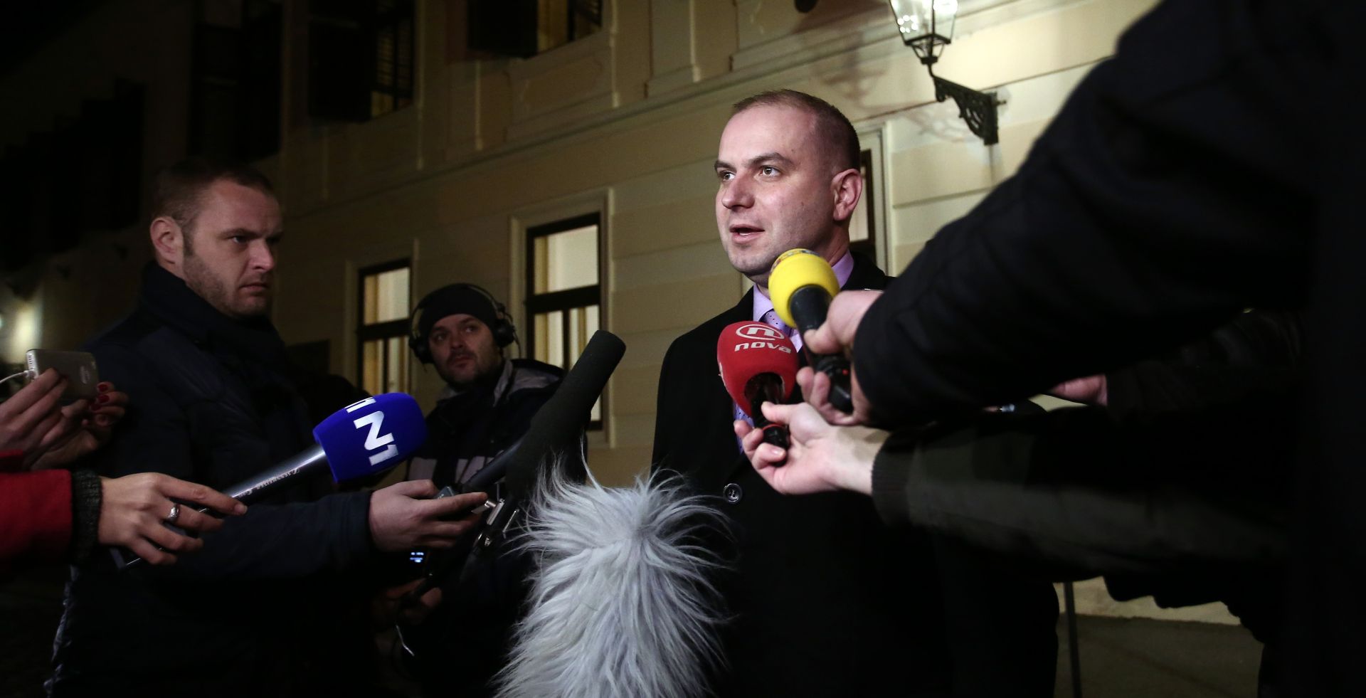 Miroslav Simic ispred Vlade obratio se medijima na temu ostavke Mije Crnoje. Photo: Sanjin Strukic/PIXSELL