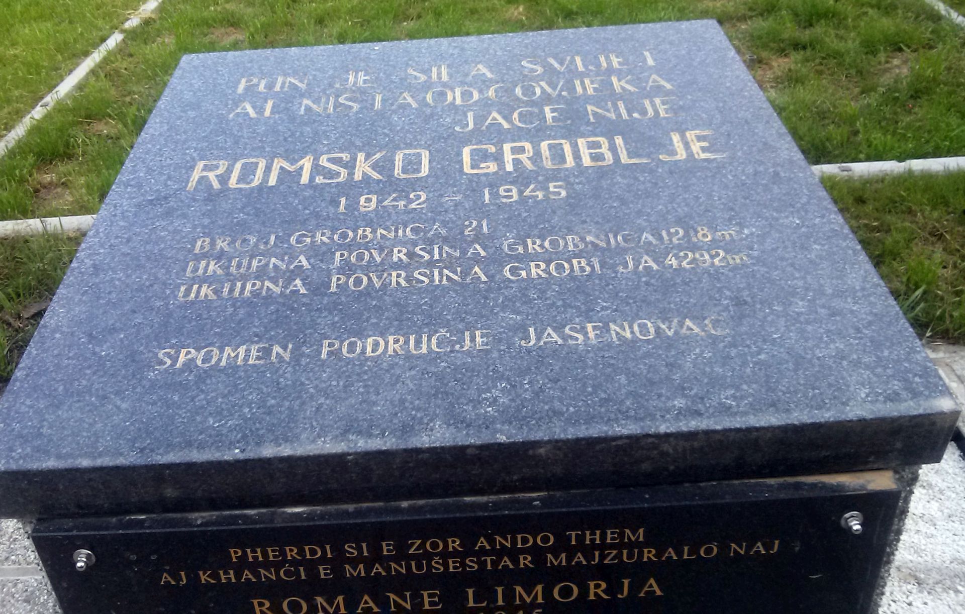 Spomen ploèa na romskom groblju. foto HINA / Marina BUJAN / mm