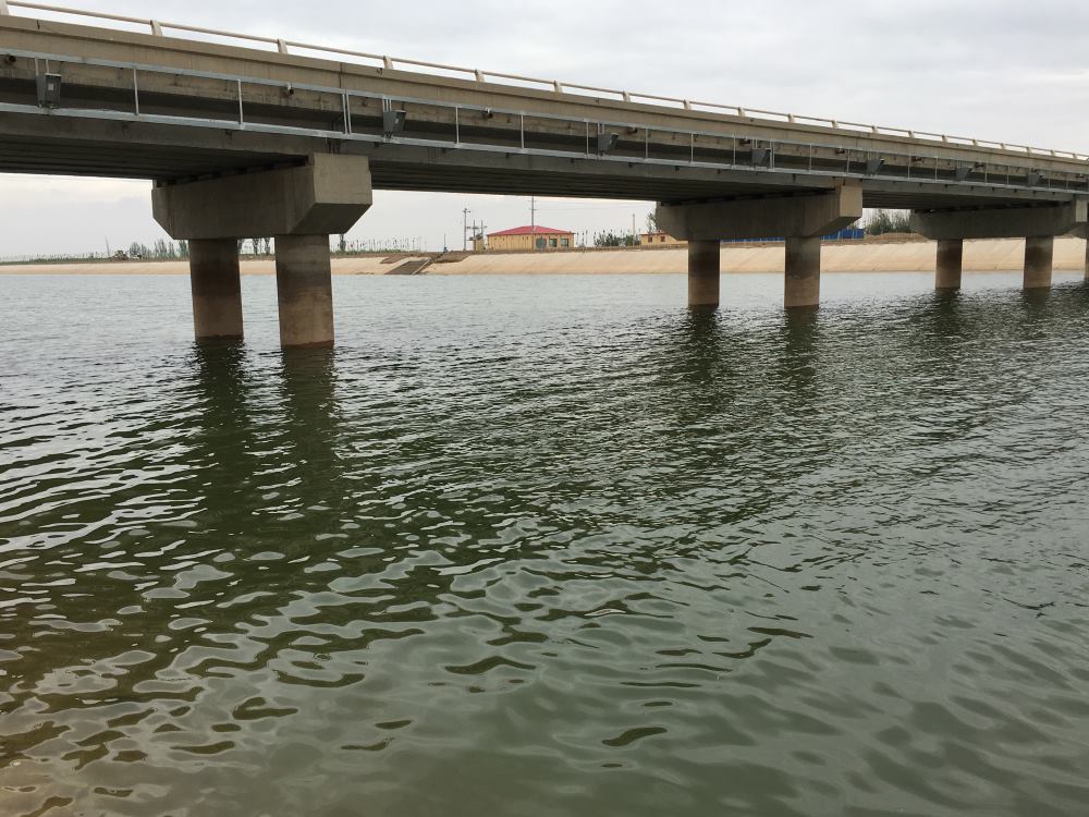 Specijalizirani uređaji za beskontaktno mjerenje brzine protoka vode nalaze se na podnožju mosta