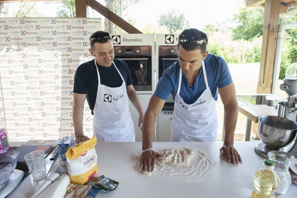 Hrvoje Kečkeš i Mario Valentić pripremaju kruh