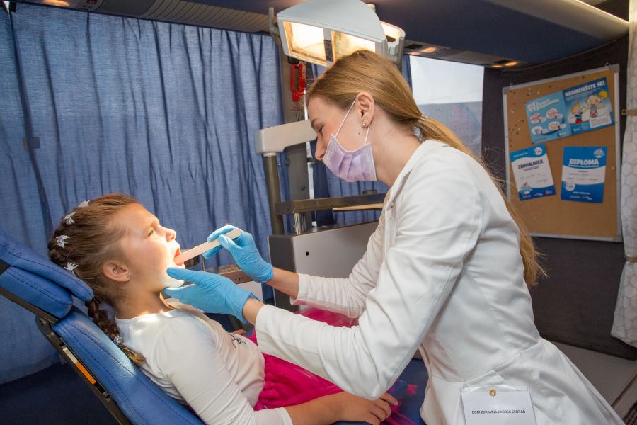 Stručni tim sastavljen od doktora dentalne medicine i njihovih asistenata provodit će preglede učenika u Zubomobilu