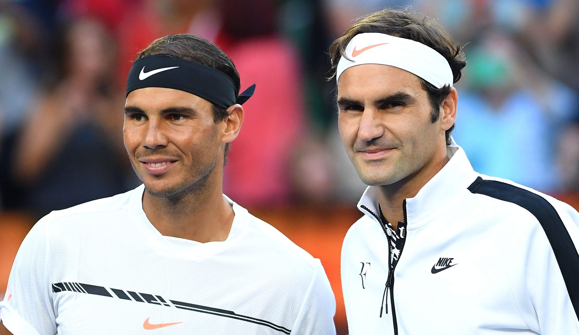 epa05758296 Rafael Nadal of Spain (L) and Roger Federer of Switzerland (R) pose for a photo ahead of their Men's Singles Finalat the Australian Open Grand Slam tennis tournament in Melbourne, Victoria, Australia, 29 January 2017. EPA/LUKAS COCH AUSTRALIA AND NEW ZEALAND OUT