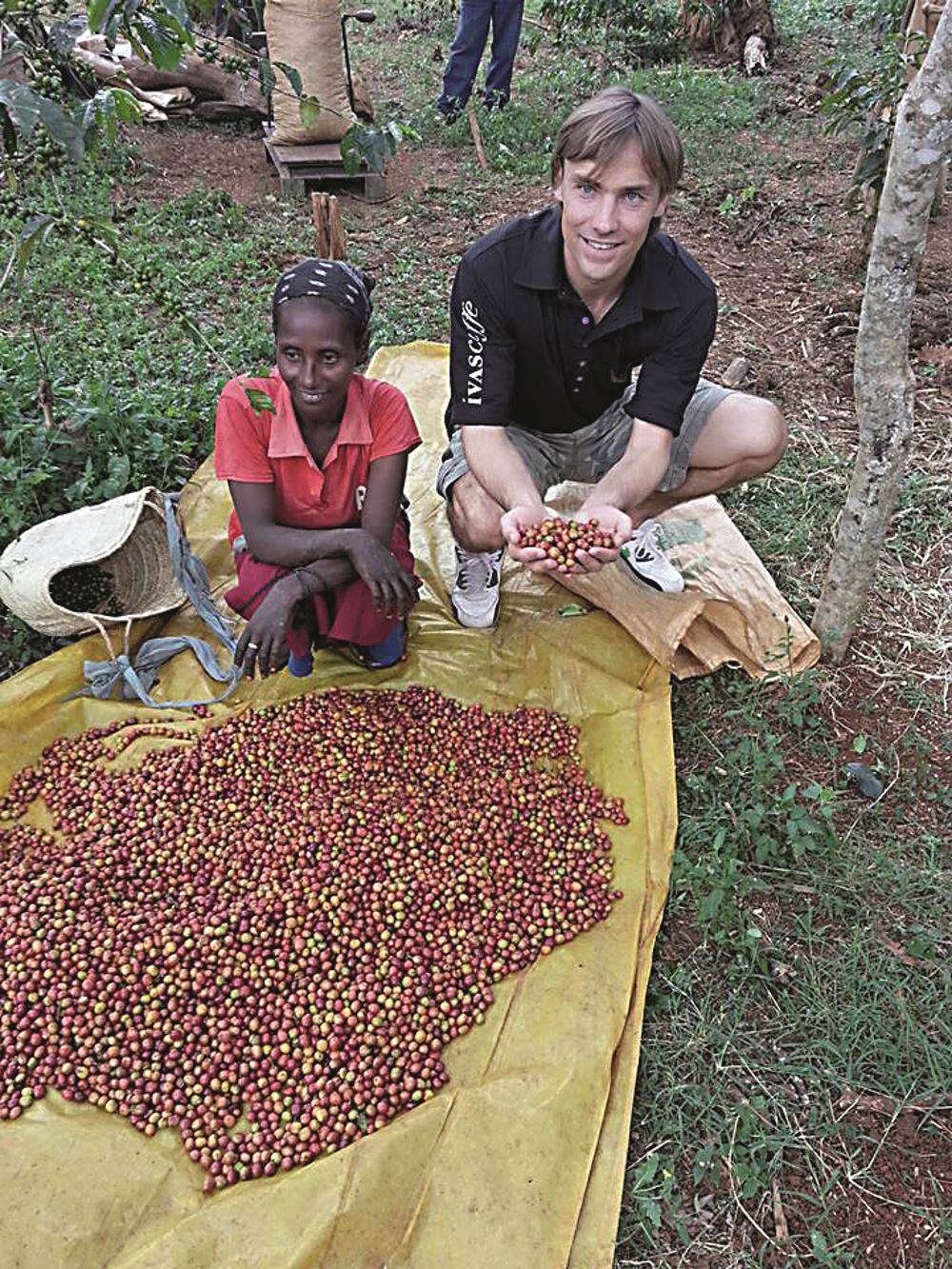 Dario Šimić u berbi na plantaži kave u Etijopiji, odakle tvrtka Vivas Caffe, koju je Dario pokrenuo s bratom Josipom, direktno uvozi kavu 





FOTO: Vivas Caffe