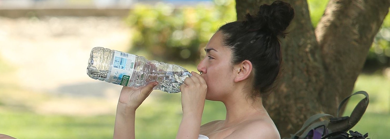 Pijenje većih količina vode ne pomaže dodatnoj hidratizaciji kože, ali…