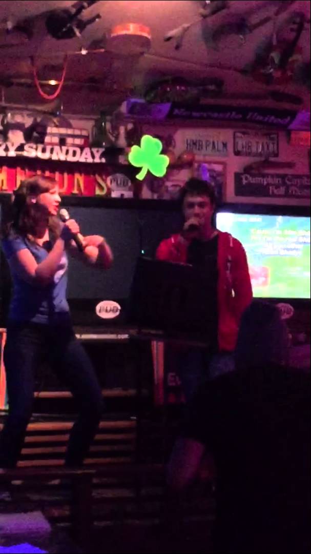 VIDEO: Daniel Radcliffe bacio rap u karaoke baru