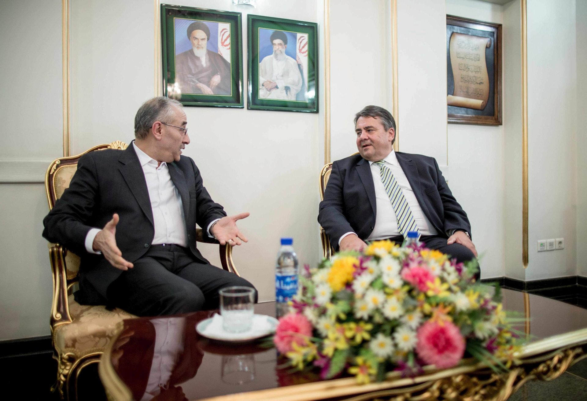epa04853238 German Minister for Economy Sigmar Gabriel (R) speaks with Iranian Vice Minister for Oil, Amit Hossein (L), in Tehran, Iran, 19 July 2015. Gabriel is on a three-day trip to Iran after the completion of the nuclear negotiations to discuss possible economic relations.  EPA/MICHAEL KAPPELER