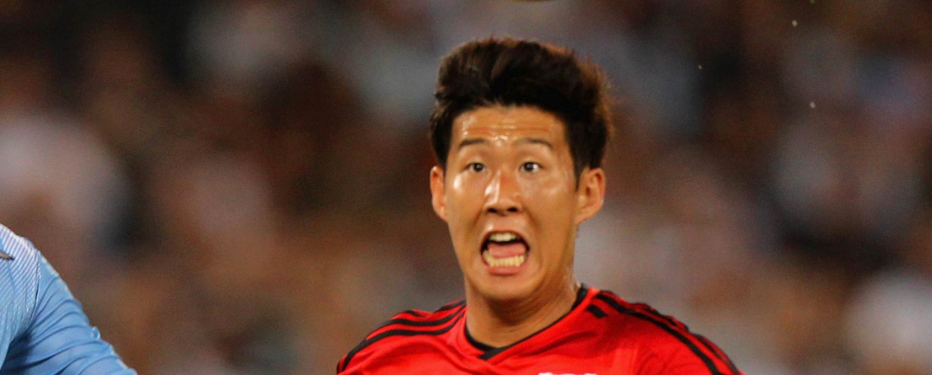ROME, ITALY - AUGUST 18:  Son Heung-Min (R) of Bayer Leverkusen competes for the ball with Mauricio of SS Lazio during the UEFA Champions League qualifying round play off first leg match between SS Lazio and Bayer Leverkusen at Olimpico Stadium on August 18, 2015 in Rome, Italy.  (Photo by Paolo Bruno/Getty Images)
