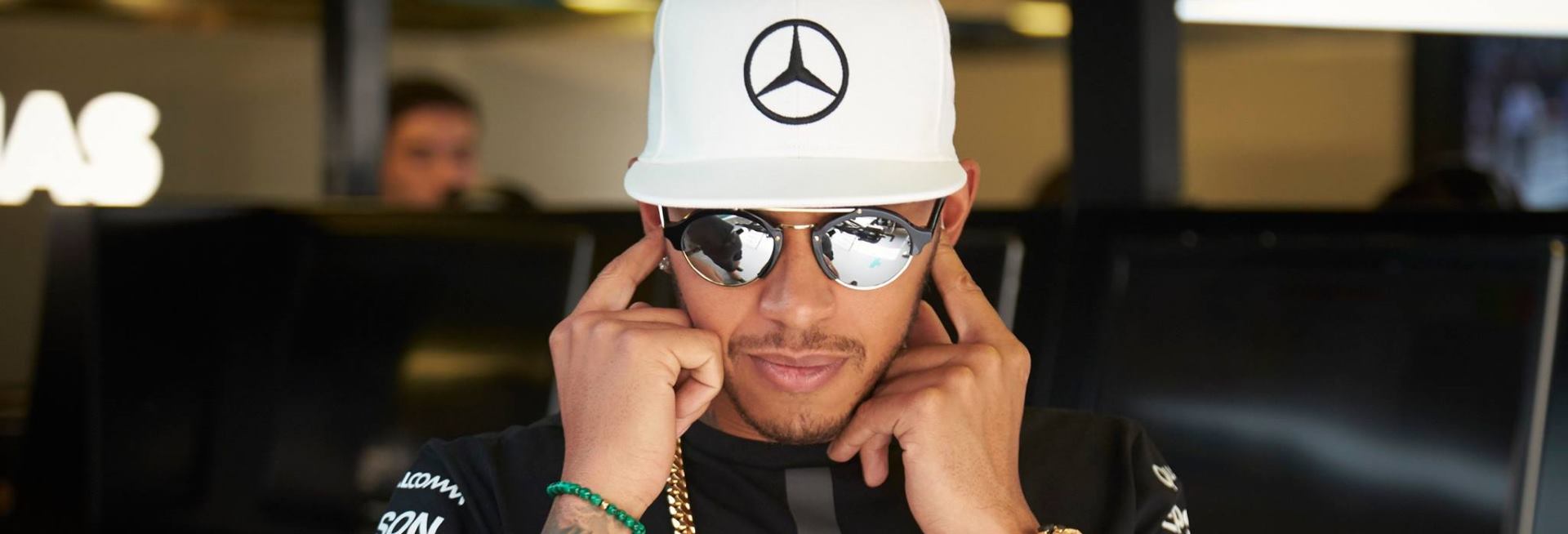 VIDEO: Lewis Hamilton otkrio novu tetovažu i frizuru