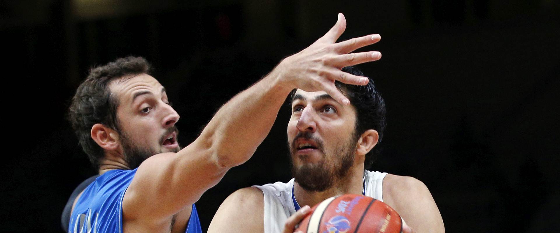 epa04928810 Israel's Lior Eliyahu (R) in action against Italy's Marco Belinelli (L) during the EuroBasket 2015 Round of 16 match between Israel and Italy at the Pierre Mauroy Stadium in Lille, France, 13 September 2015.  EPA/YOAN VALAT
