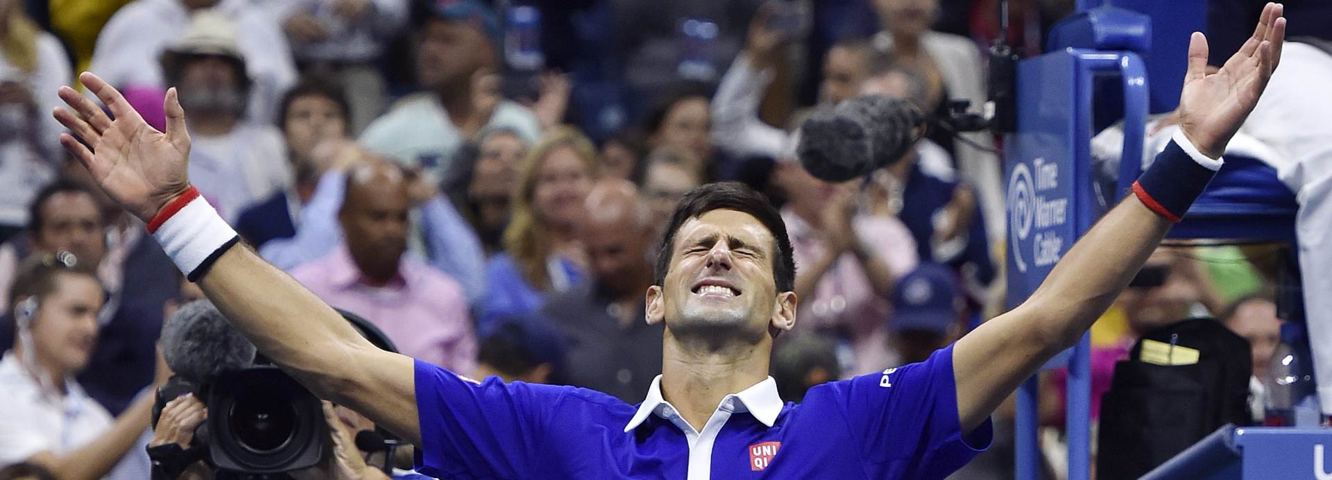 epa04929464 Novak Djokovic of Serbia reacts after defeating Roger Federer of Switzerland to win the men's final on the fourteenth day of the 2015 US Open Tennis Championship at the USTA National Tennis Center in Flushing Meadows, New York, USA, 13 September 2015. The US Open runs through 13 September, which is a return to a 14-day schedule.  EPA/JUSTIN LANE