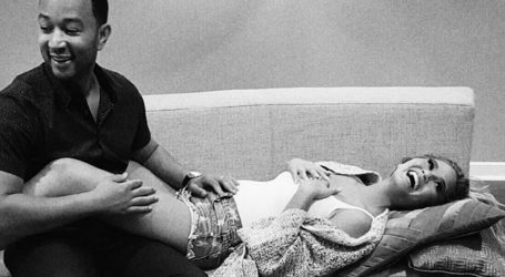 VIDEO: Chrissy Teigen pokazala istaknuti trudnički trbuščić
