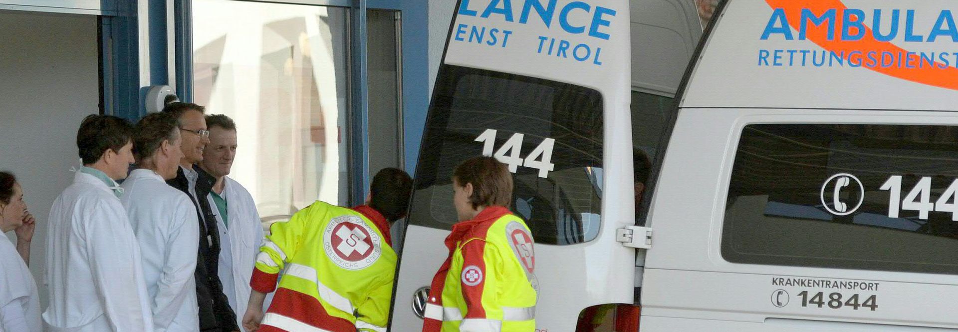 epa04986734 Emergency staff arounf the dorrs of an ambulance as Austrian ski racer Anna Fenninger is brought to hospital in the private clinic in Hochrum, near Innsbruck, Tyrol, Austria, 21 October 2015 after being airlifted by hellicopter following a severe crash during training in Soelden, Tyrol earlier in the day. After the diagnosis of torn ligaments in her right knee she won't be able to compete in the Alpine Ski World Cup 2015/16.  EPA/ZEITUNGSFOTO.AT