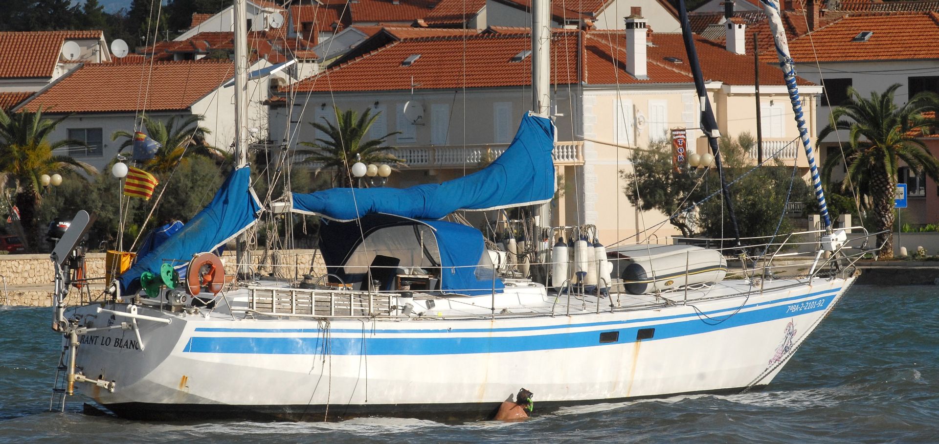 16.10.2012., Zadar - Na plazi u Petrcanima jutros se nasukala jedrilica. U pomoc joj je priskocila 'Sea help' sluzba. Photo: Dino Stanin/PIXSELL