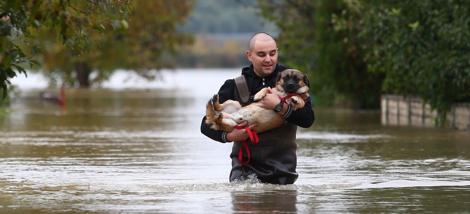 16.10.2015., Karlovac - Zbog nabujalih rijeka prigradska naselja su poplavljena.
Photo: Slavko Midzor/PIXSELL