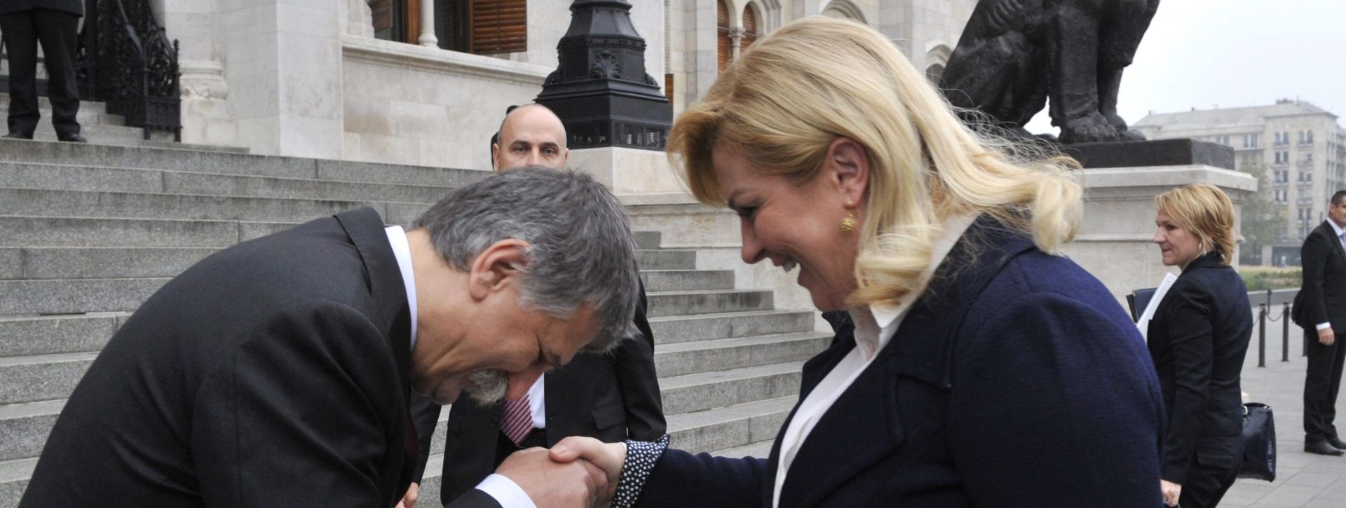 epa04966731 Speaker of the Hungarian Parliament Laszlo Kover (L) greets Croatian President Kolinda Grabar-Kitarovic in front of the Hungarian Parliament in Budapest, Hungary, 07 October 2015. Kolinda Grabar-Kitarovic is on a three-day official visit in Budapest.  EPA/ATTILA KOVACS HUNGARY OUT