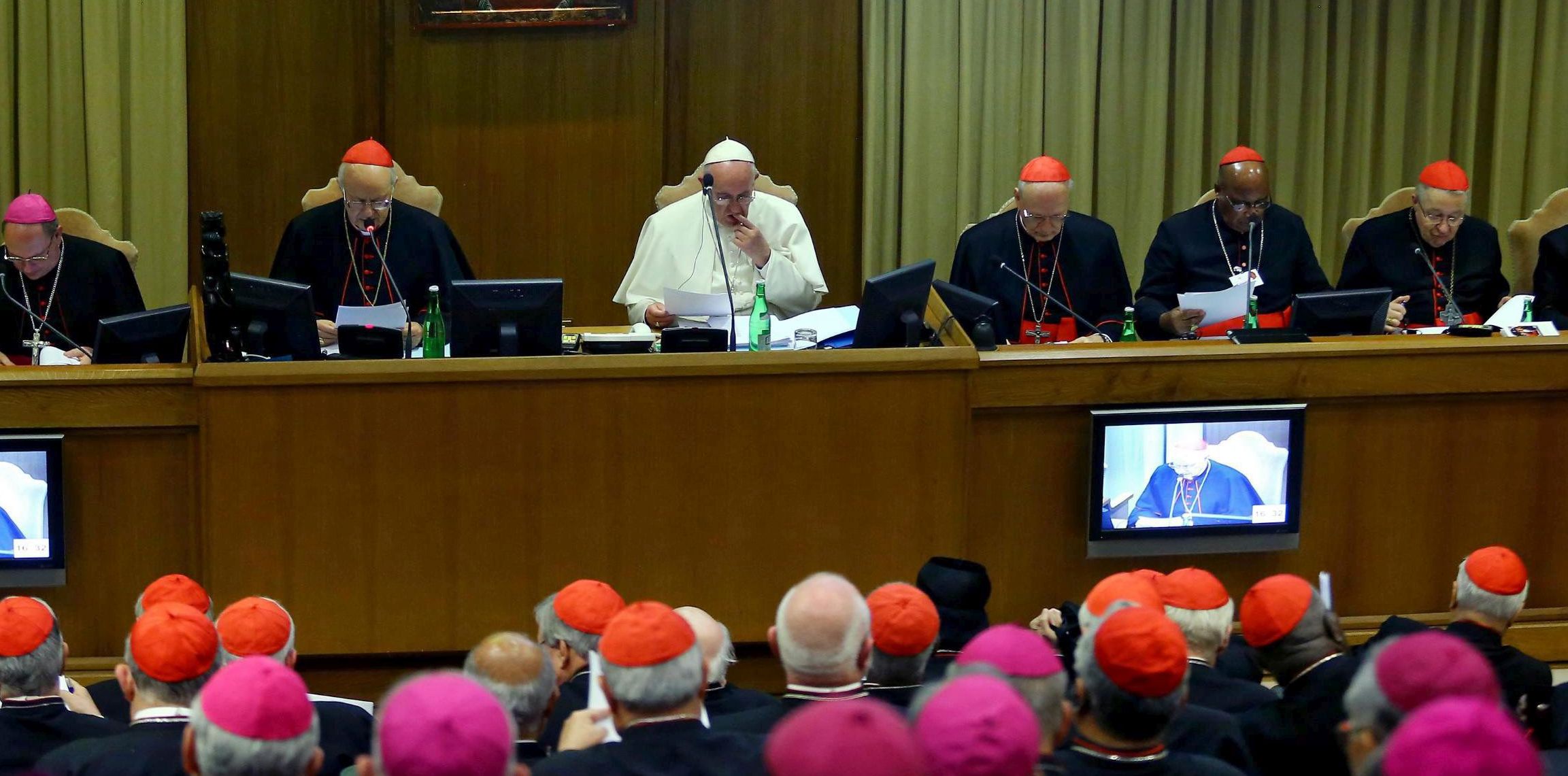 epa04970746 Pope Francis (C) speaks during XVI Ordinary Meeting of the Synod of Bishops at the Synod Hall, Vatican City, 09 October 2015. Nearly 300 cardinals, bishops and prelates from around the world were debating the controversial question of whether the Catholic Church should soften its stance towards divorcees and homosexuals. The summit that ends October 25 and is known as the synod, started 04 October with a mass in St Peter's Cathedral.  EPA/FABIO CAMPANA