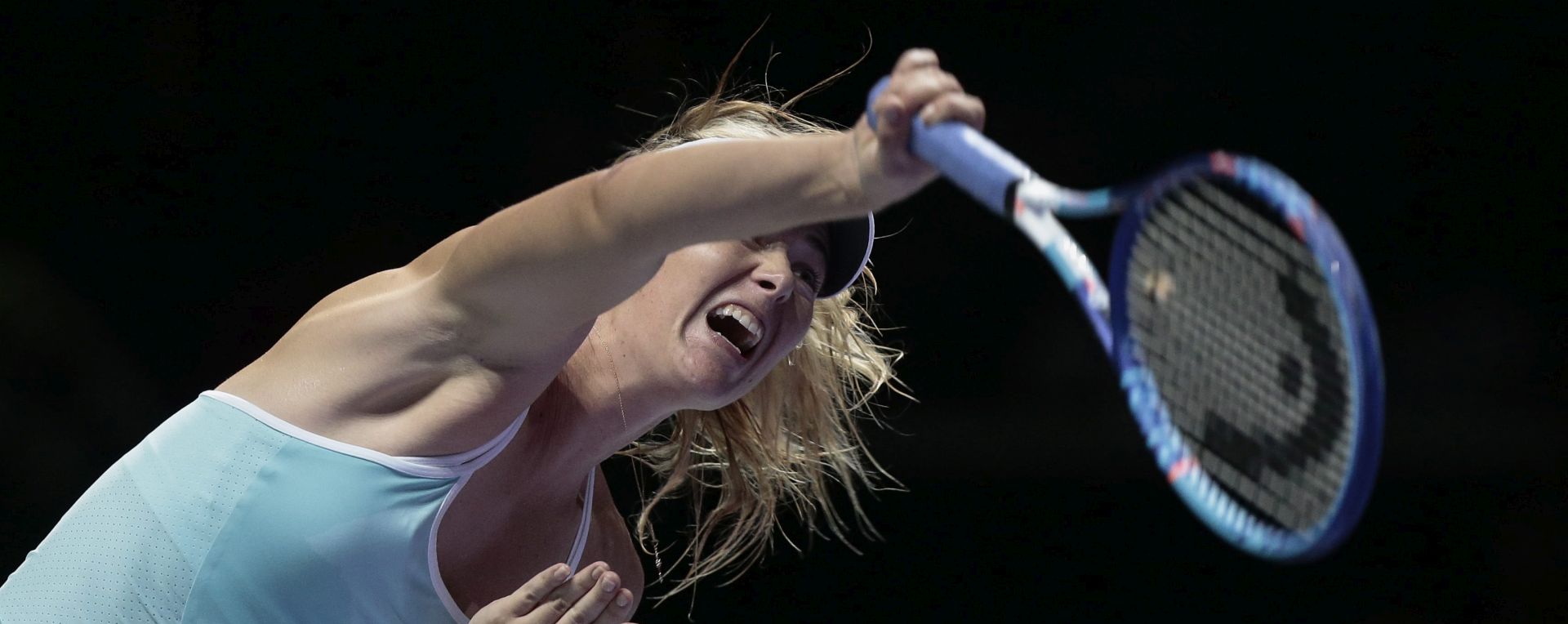 epa05001938 Maria Sharapova of Russia in action against Flavia Pennetta of Italy during their singles round robin stage match of the BNP Paribas WTA Finals 2015 held at the indoor stadium in Singapore, 29 October 2015.  EPA/WALLACE WOON