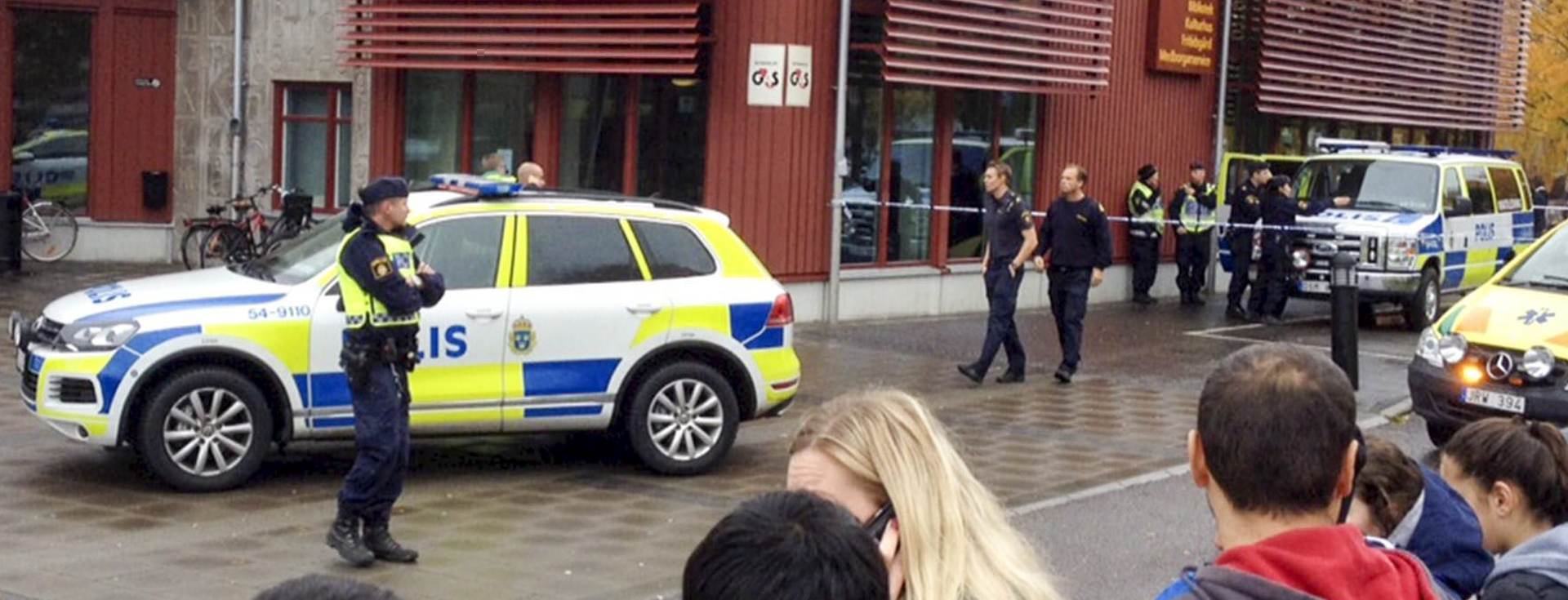 epa04988510 Swedish police at the scene after a masked man attacked people with a sword at the Kronan school in Trollhaettan in western Sweden 22 October 2015. Reports state that at least six people were injured, and the offender was shot by the police.  EPA/STIG HEDSTROEM SWEDEN
SWEDEN OUT