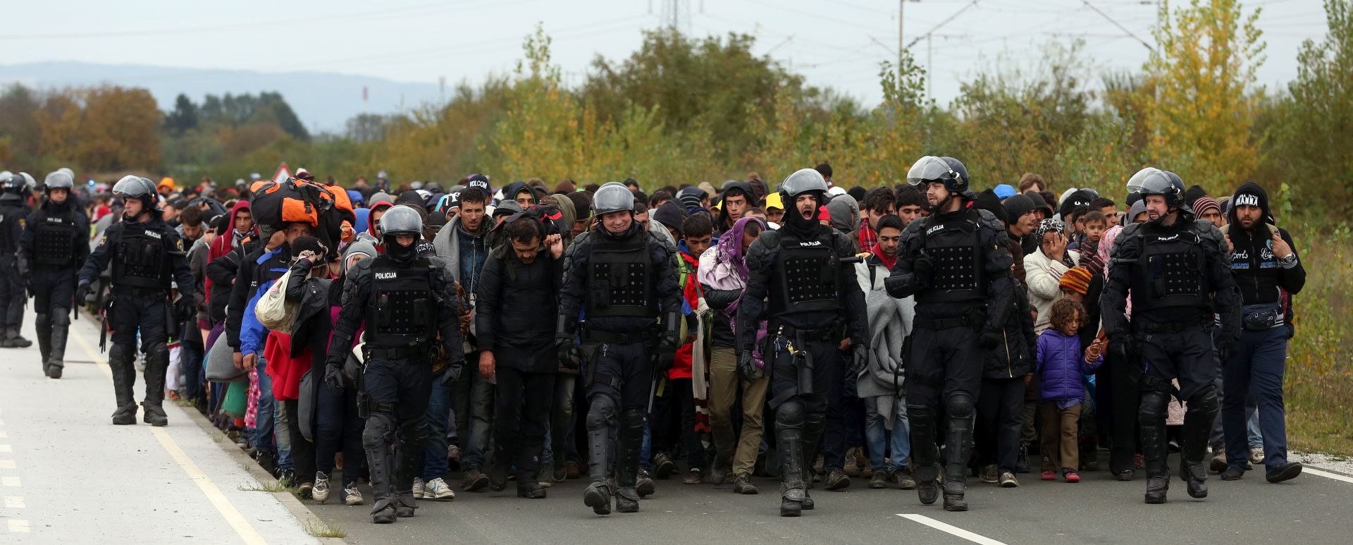 SLOVENIJI POMAŽU 32 STRANA POLICAJCA U Hrvatsku je u ponedjeljak do 21 sat ušlo 8. 442 migranta