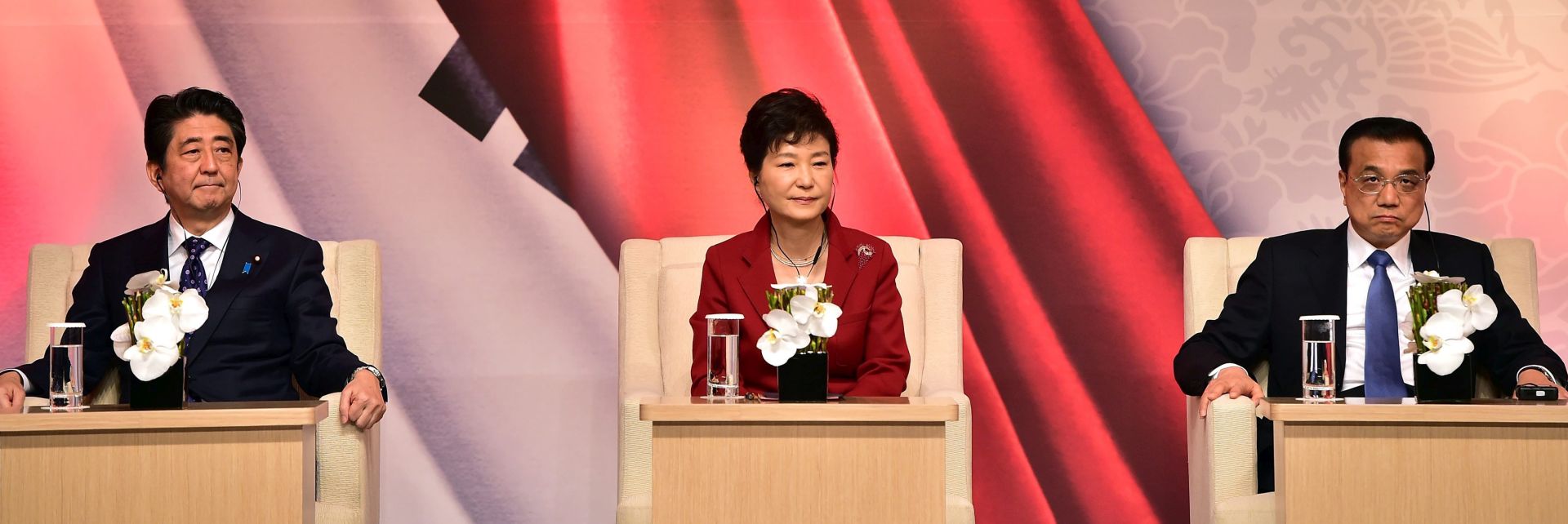 epa05005794 South Korean President Park Geun-Hye (C), Japanese Prime Minister Shinzo Abe (L) and Chinese Premier Li Keqiang (R) attend at a business summit in Seoul, South Korea, 01 November 2015. The leaders of South Korea, China and Japan held their first summit in more than three years on November 1, setting aside historical animosities and territorial disputes to focus on shared security and trade concerns.  EPA/JUNG YEON-JE / POOL