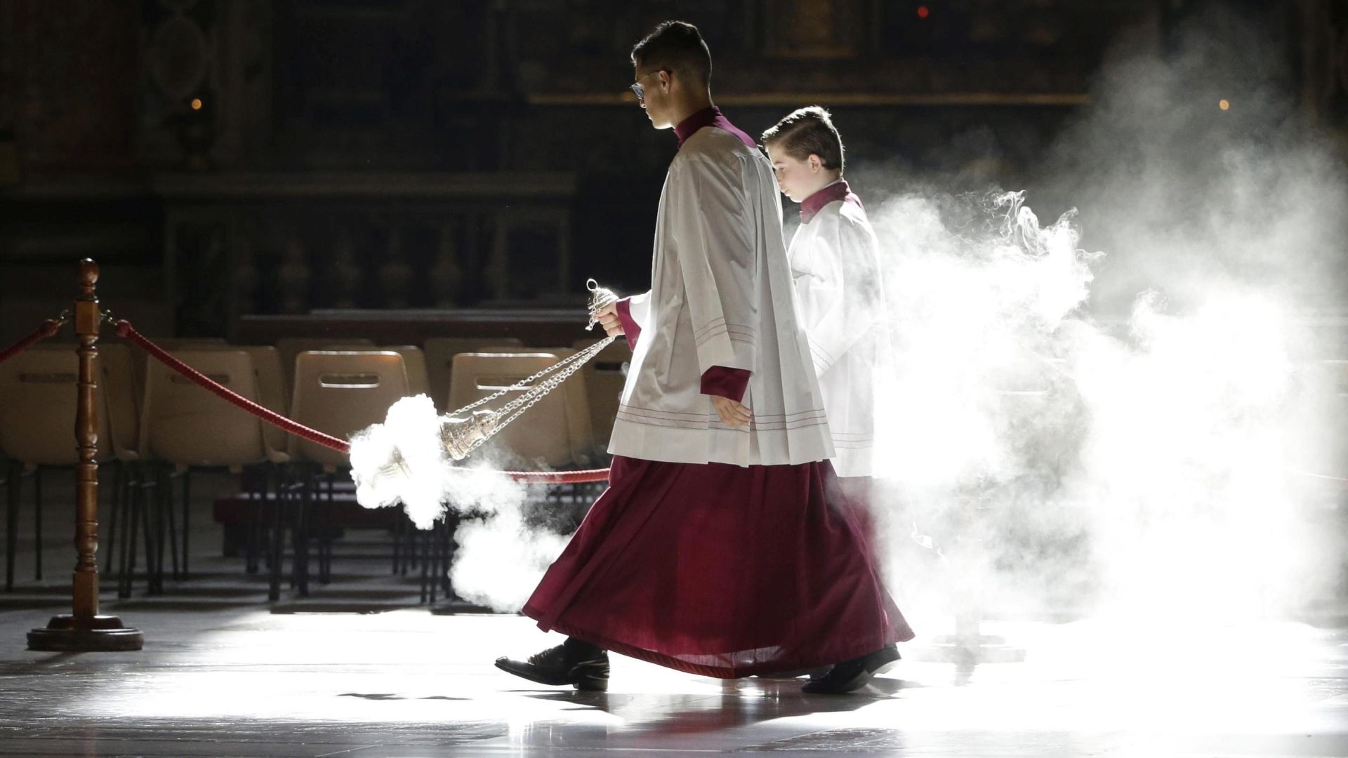 epa05008711 Altar boys asperse incense as they wait for the arrival of Pope Francis on the occasion of a Mass for cardinals and bishops who died in the past year, in St. Peter's Basilica at the Vatican, 03 November 2015. Each year, a few days after All Soul's Day, a Catholic Church feast commemorating the dead, the pope celebrates a Mass for deceased prelates.  EPA/GREGORIO BORGIA / POOL POOL PHOTO