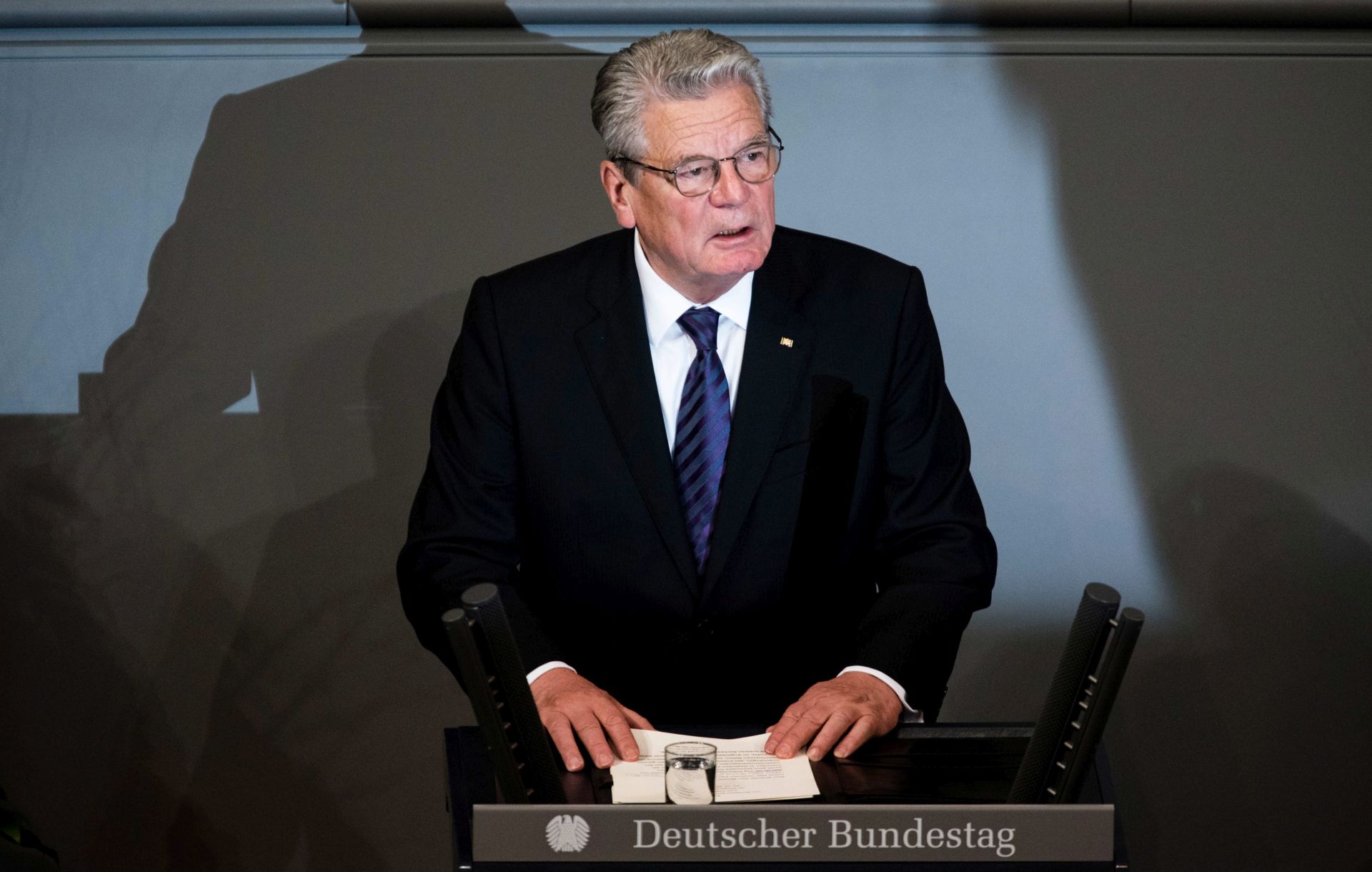 epa05026729 German President Joachim Gauck speaks during the central memorial event of the German War Graves Commission at remembrance Day in the German Bundestag in Berlin, Germany, 15 November 2015.  EPA/GREGOR FISCHER