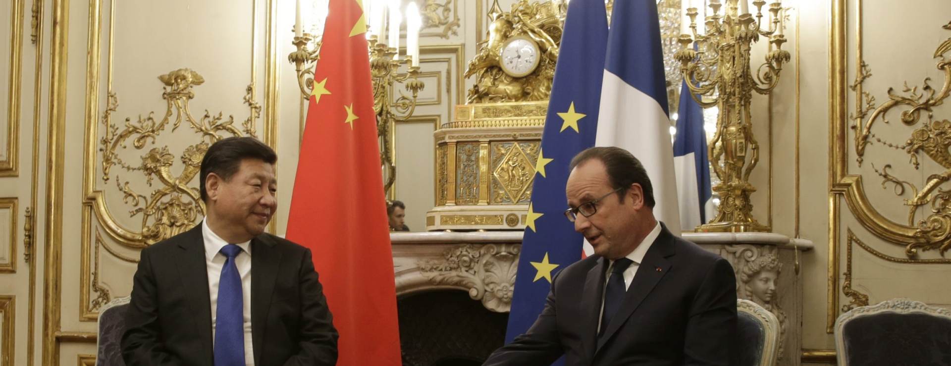 epa05048214 French President Francois Hollande (C-R) speaks with his Chinese counterpart Xi Jinping (C-L), as French Prime Minister Manuel Valls (R) looks on during a working dinner at Elysee Palace in Paris, France, 29 November 2015. World leaders are meeting in Paris from 30 November to 11 December for the The 21st Conference of the Parties (COP21).  EPA/PHILIPPE WOJAZER / POOL MAXPPP OUT