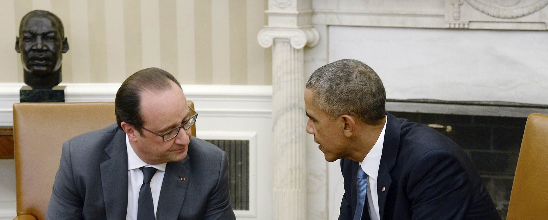 epa05039939 French President Francois Hollande (L) and US President Barack Obama (R) meet in the Oval Office of the White House in Washington, DC, USA, 24 November 2015. This is the first time than the two leaders meet since the 13 November terrorist attacks in Paris.  EPA/OLIVIER DOULIERY / POOL
