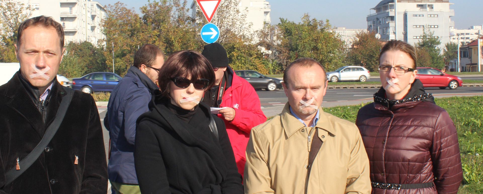 Zagreb, 3.11.2015.- ORaH je u utorak odrao "utljivu" konferenciju za novinare ispred zgrade HTV-a, na kojoj je priopæenje pod nazivom "Medijska blokada ORaH-a - Pretvara li se HTV u glasnik SDP-a i HDZ-a i njihovih satelita" proèitao glasnogovornik stranke Dean arèeviæ, dok su predsjednica ORaH-a Mirela Holy i èlanovi stranaèkog vodstva èitanje priopæenja popratili s flasterima na ustima.
foto HINA/ ORaH/ ua