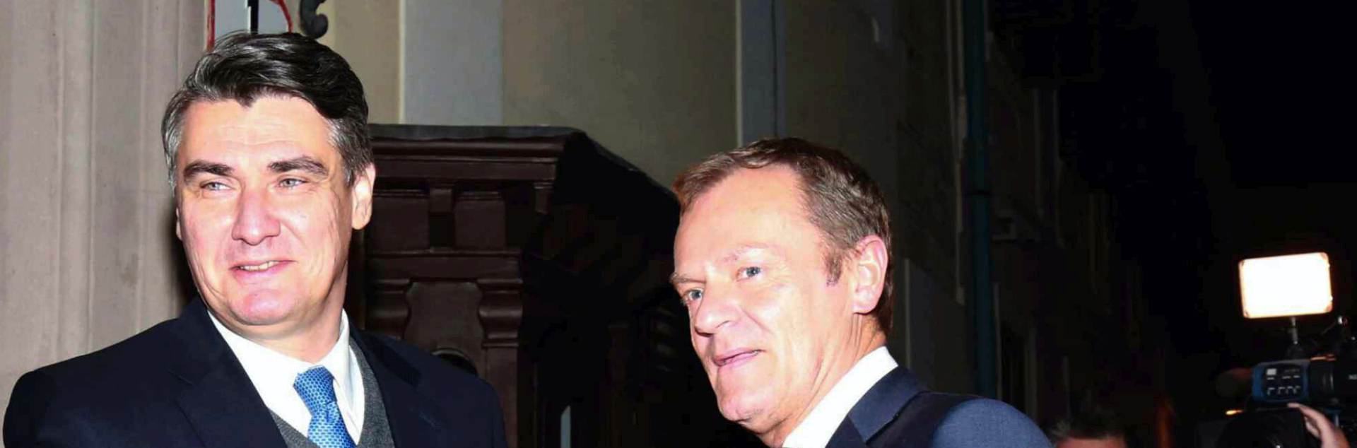 Zagreb, 24.11.2015. - Premijer Zoran Milanoviæ sastao se s predsjednikom Europskog vijeæa Donaldom Tuskom.
foto HINA / Tomislav PAVLEK / mm