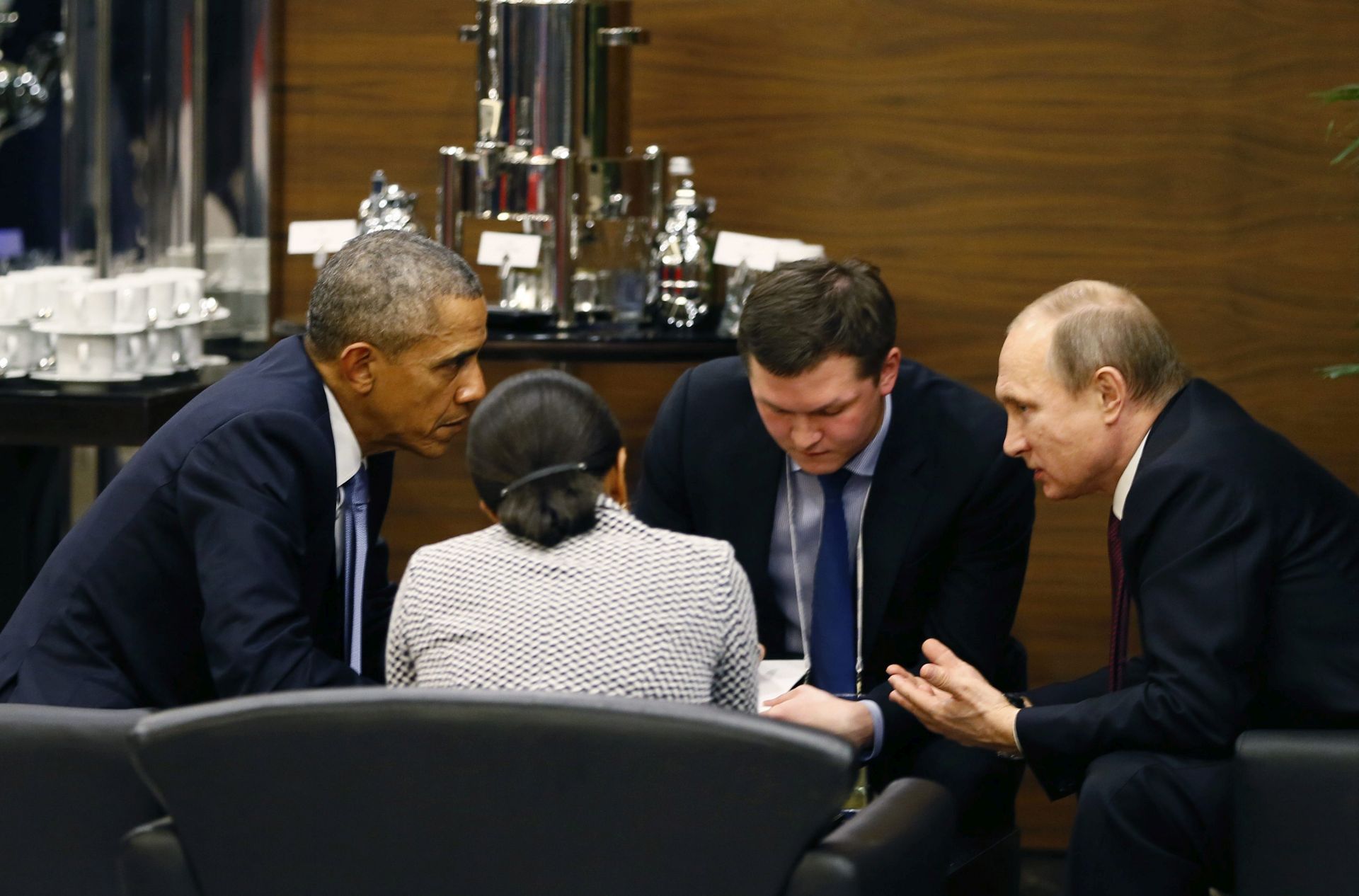 epa05026988 US President Barack Obama (L) talks to Russian counterpart Vladimir Putin (R) during a break of the G20 summit working session in Antalya, Turkey, 15 November 2015. In additional to discussions on the global economy, the G20 grouping of leading nations is set to focus on Syria during its summit this weekend, including the refugee crisis and the threat of terrorism.  EPA/CEM OKSUZ/POOL