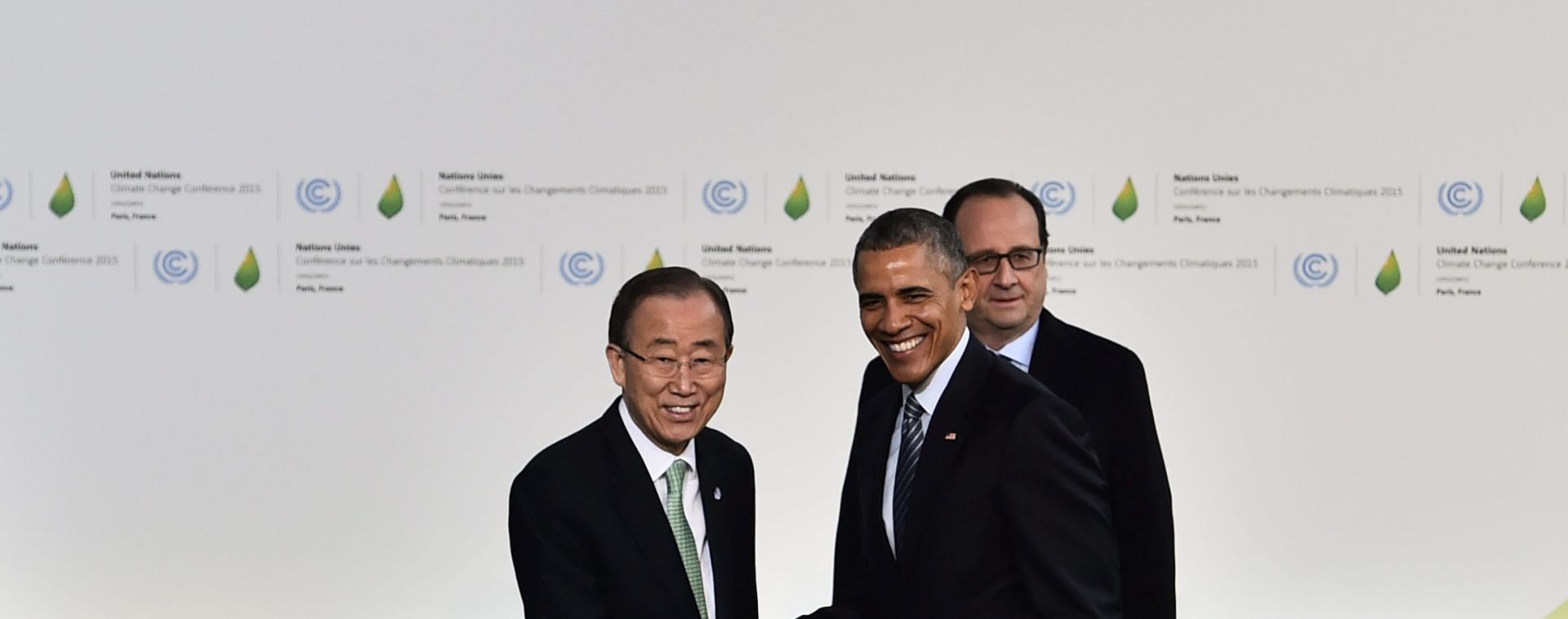 epa05048776 United Nations Secretary General Ban Ki-moon (2-R) shakes hands with US President Barack Obama (2-R) as French president Francois Hollande (R) looks on as Obama arrives for the COP21 World Climate Change Conference 2015 in Le Bourget, north of Paris, France, 30 November 2015. Watching the scene are Executive Secretary of the UN Framework Convention on Climate Change Christiana Figueres (3-L) French Foreign Affairs Minister Laurent Fabius (2-L) and French Minister for Ecology, Sustainable Development and Energy, Segolene Royal (L). The 21st Conference of the Parties (COP21) is held in Paris from 30 November to 11 December aimed at reaching an international agreement to limit greenhouse gas emissions and curtail climate change.  EPA/LOIC VENANCE / POOL MAXPPP OUT