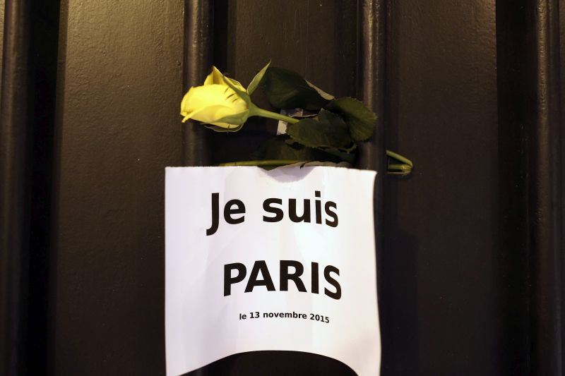 epa05025513 A rose is placed outside the France embassy next to a message reading, in French, 'I am Paris', in solidarity with the victims of the Paris terror attacks, in Athens, Greece 14 November 2015. At least 120 people were killed in a series of attacks in Paris on 13 November, according to French officials. Eight assailants were killed, seven when they detonated their explosive belts, and one when he was shot by officers, police said.  EPA/YANNIS KOLESIDIS