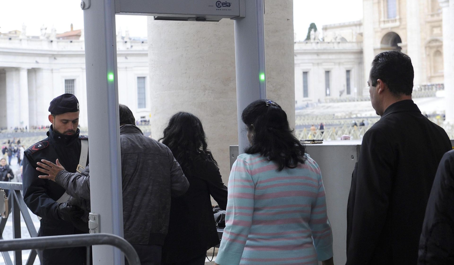 epa05036804   Pilgrims and tourists arriving in St. Peter's Square pass through security dectector manned by Italian Carabinieri 22 November 2015 prior to Pope Francis' delivery of the trditional Sunday angelus prayer.  EPA/GIORGIO ONORATI