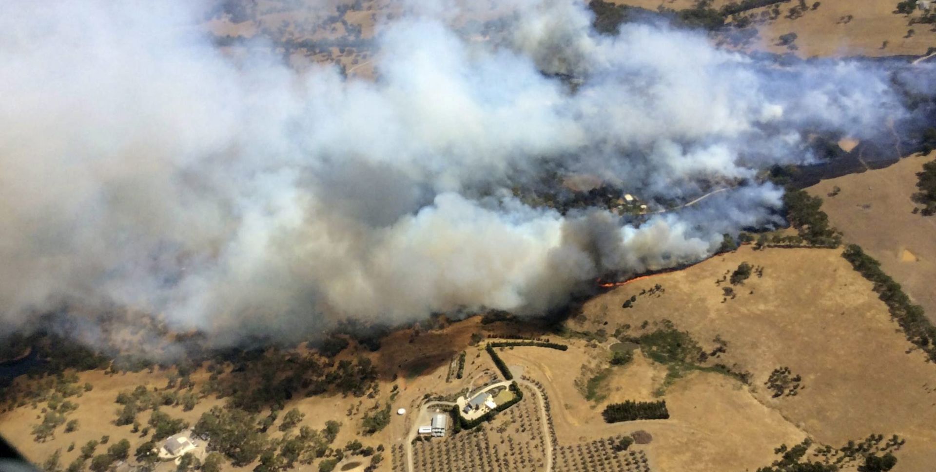 epa05084184 A handout image released and taken by the South Australian Country Fire Service Air Observers, shows the Mosquito Hill fire on the Fleurieu Peninsular in South Australia, 31 December 2015. An emergency warning has been issued for an out-of-control bushfire near South Australia's Fleurieu Peninsula.  AUSTRALIA AND NEW ZEALAND OUT - BEST AVAILABLE QUALITY HANDOUT EDITORIAL USE ONLY/NO SALES