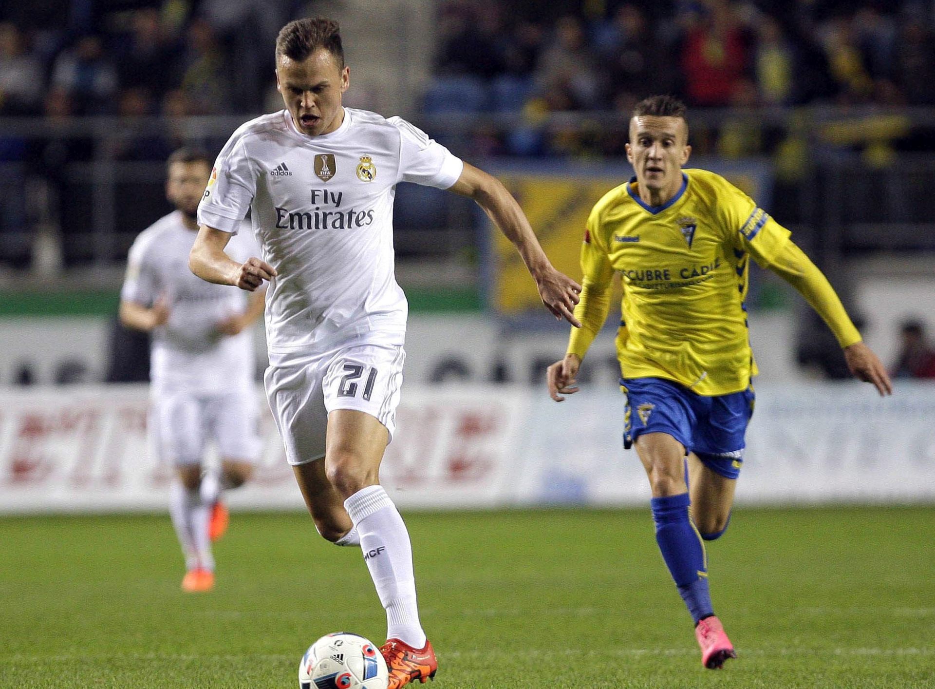 epa05052364 Real Madrid's Russian player Denis Cheryshev (L) and Sergio Martinez Mantecon (R) of Cadiz FC in action during the first leg match of the King's Cup round of 32th played at Ramon de Carranza stadium in Cadiz, Andalusia, Spain on 02 December.  EPA/RAMON RIOS