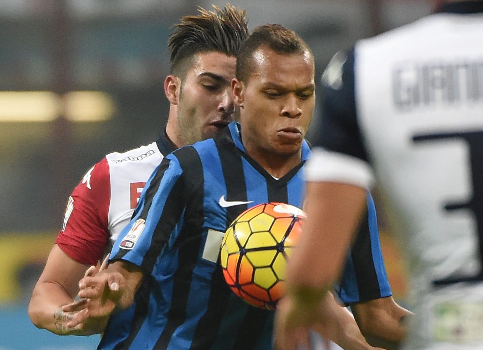 epa05070471 Inter Milan's forward Jonathan Ludovic Biabiany (R) struggles for the ball with Cagliari's defender Nicola Murru during their Italy Cup soccer match at the Giuseppe Meazza stadium in Milan, Italy, 15 December 2015.  EPA/DANIEL DAL ZENNARO