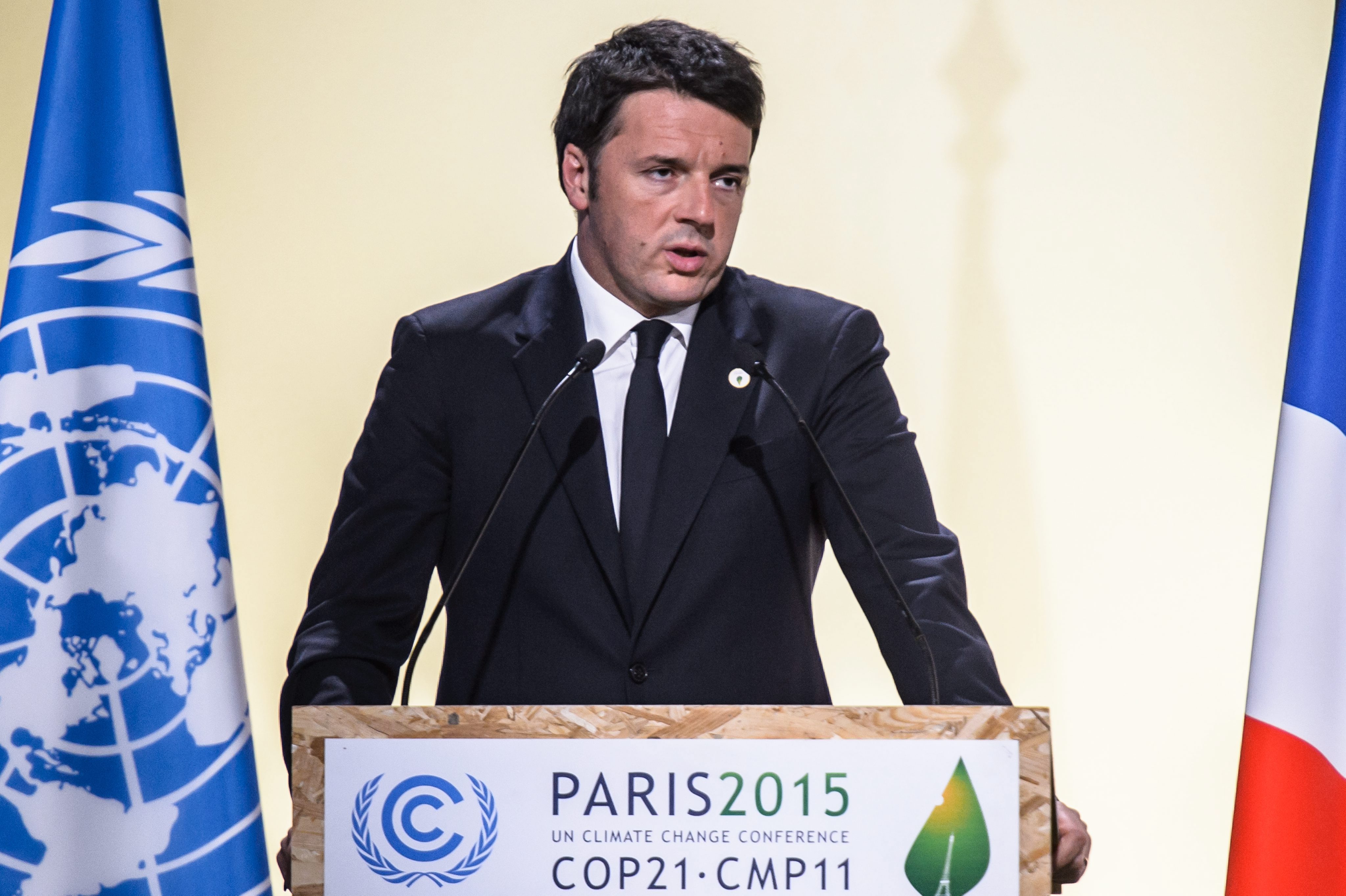 epa05049700 Prime minister of Italy Matteo Renzi delivers his speech as he attends Heads of States' Statements ceremony of the COP21 World Climate Change Conference 2015 in Le Bourget, north of Paris, France, 30 November 2015. The 21st Conference of the Parties (COP21) is held in Paris from 30 November to 11 December aimed at reaching an international agreement to limit greenhouse gas emissions and curtail climate change.  EPA/CHRISTOPHE PETIT TESSON