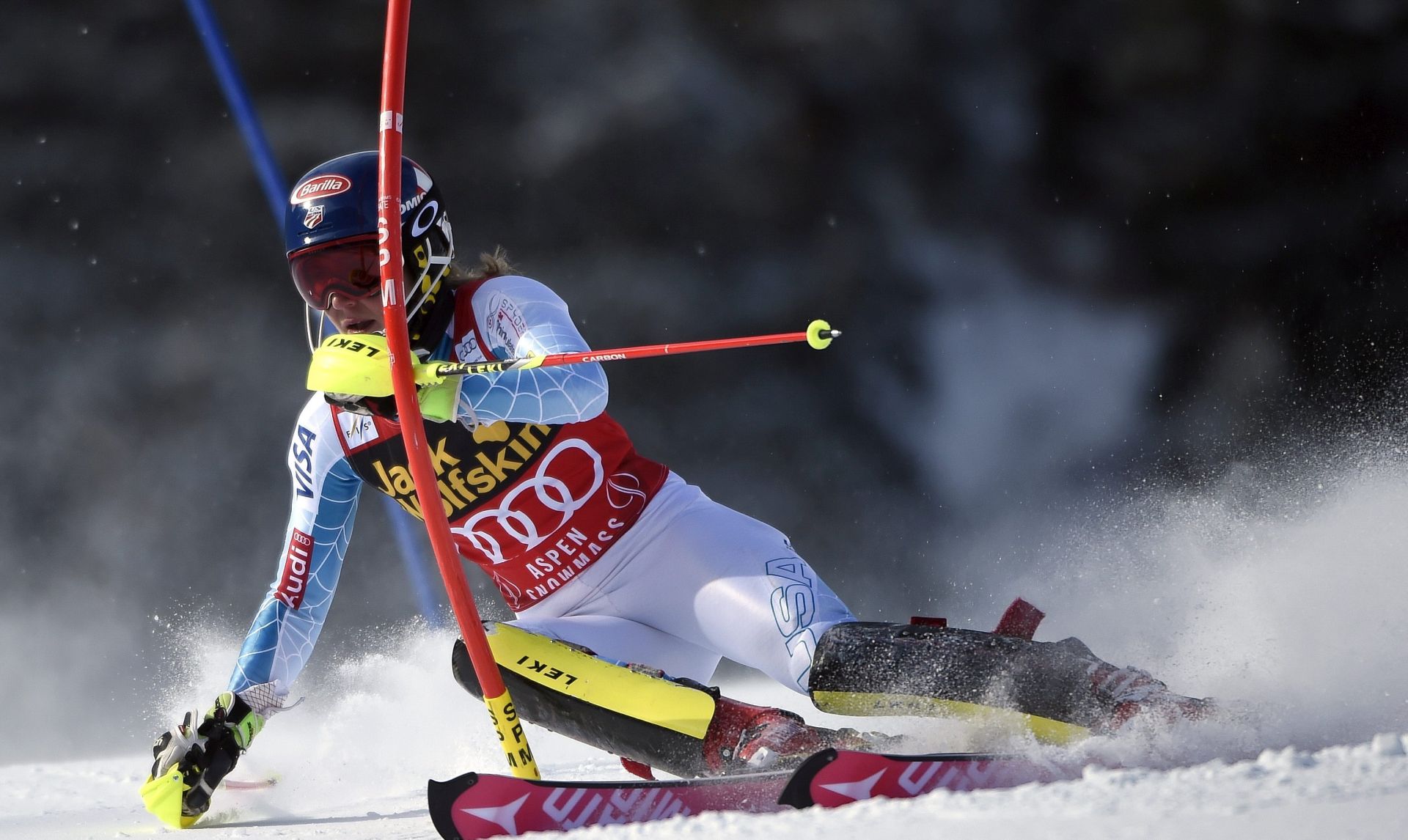 epa05047848 Mikaela Shiffrin of the US skis during the women's second day of the FIS Alpine Ski World Cup Slalom first run in Aspen, Colorado, USA, 29 November 2015.  EPA/JOHN G. MABANGLO