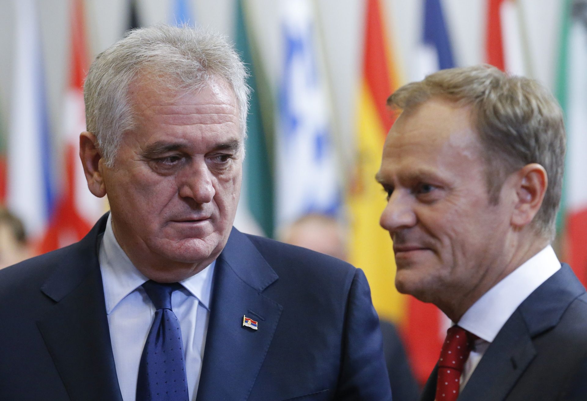 epa05071223 Serbian President Tomislav Nikolic (L) is welcomed by EU council President Donald Tusk (R) prior to a meeting at the European council in Brussels, Belgium, 16 December 2015.  EPA/OLIVIER HOSLET