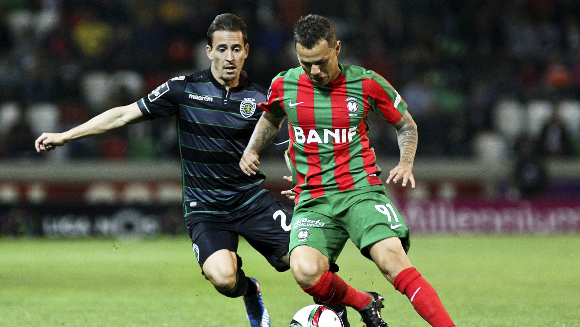 epa05056157 Maritimo's Patrick Vieira (L) vies for the ball with Sporting's Joao Pereira during their Portuguese First League soccer match held at Barreiros Stadium in Funchal, Portugal, 05 December 2015.  EPA/HOMEM DE GOUVEIA