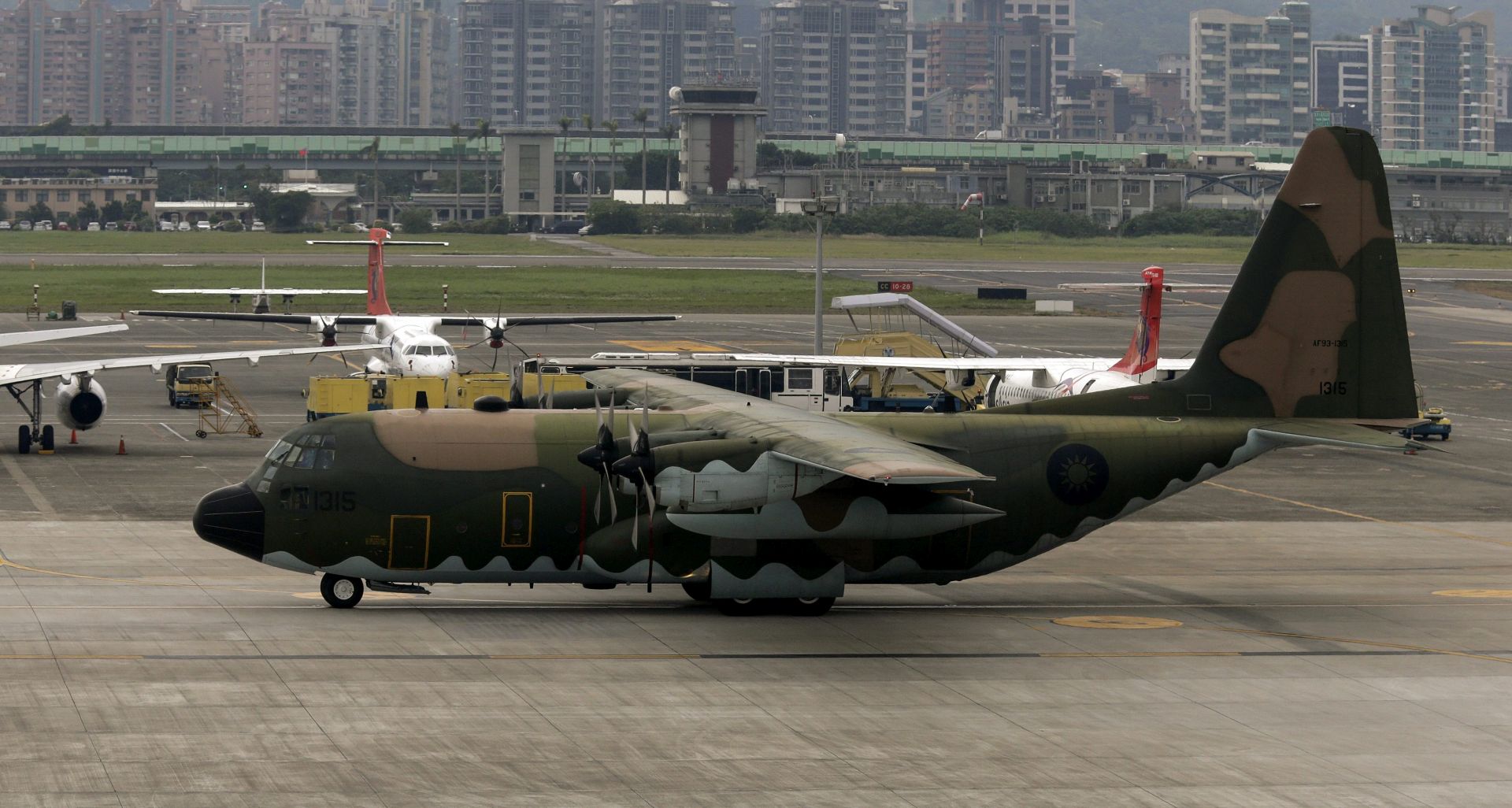 epa05071949 A C-130 military transport plane of the Taiwanese Air Force taxis at Songshan Airport after a military unloading and loading procedure in Taipei, Taiwan, 17 December 2015. Taiwan's Foreign Ministry on 17 December welcomed the US governmen approving a 1.83 billion US dollar arms sale to Taipei, the first in four years. The ministry said the arms sale shows the US has honored its commitment to Taiwan security in line with the Taiwan Relations Act.'The arms sale will not hinder development of cross-Straits ties, but instead, will help Taiwan maintain cross-Straits peace and stability, and give Taiwan more confidence in dialogue with mainland China,' the statement said. Shortly before Washington's announcement, China warned the US against the arms sale, saying that 'Beijing is firmly opposed to any country - in any form or under any excuse - exporting weapons, weapon equipment or technology to Taiwan. This position is consistent, clear and firm.'  EPA/RITCHIE B. TONGO