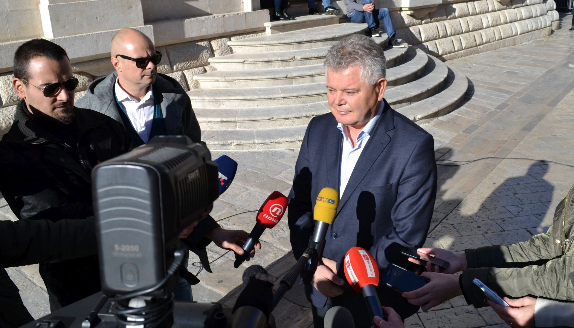 Dubrovnik, 30.12.2015 - Dubrovaèki gradonaèelnik Andro Vlahuiæ dao je izjavu za medije nakon to je USKOK u srijedu ujutro podigao optunicu protiv njega.
foto HINA/ Nika MILETIÆ /ds