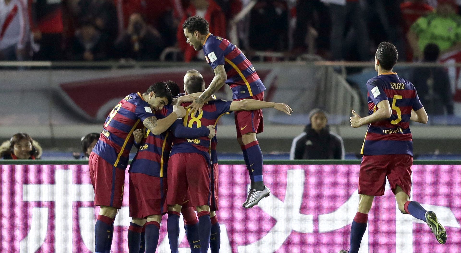 epa05076299 Barcelona's forward Lionel Messi (2nd L) celebrates together with his team mates after scoring the 1-0 lead during the final match of the FIFA Club World Cup 2015 between FC Barcelona and River Plate in Yokohama, south of Tokyo, Japan, 20 December 2015  EPA/KIYOSHI OTA
