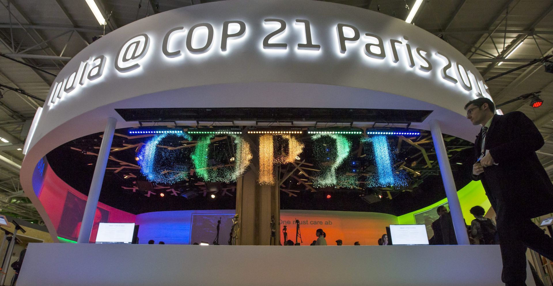 epa05053161 A visitor walks past a fountain installation which forms the word 'COP21' during the COP21 World Climate Change Conference 2015 in Le Bourget, north of Paris, France, 03 December 2015. The 21st Conference of the Parties (COP21) is held in Paris from 30 November to 11 December aimed at reaching an international agreement to limit greenhouse gas emissions and curtail climate change.  EPA/IAN LANGSDON