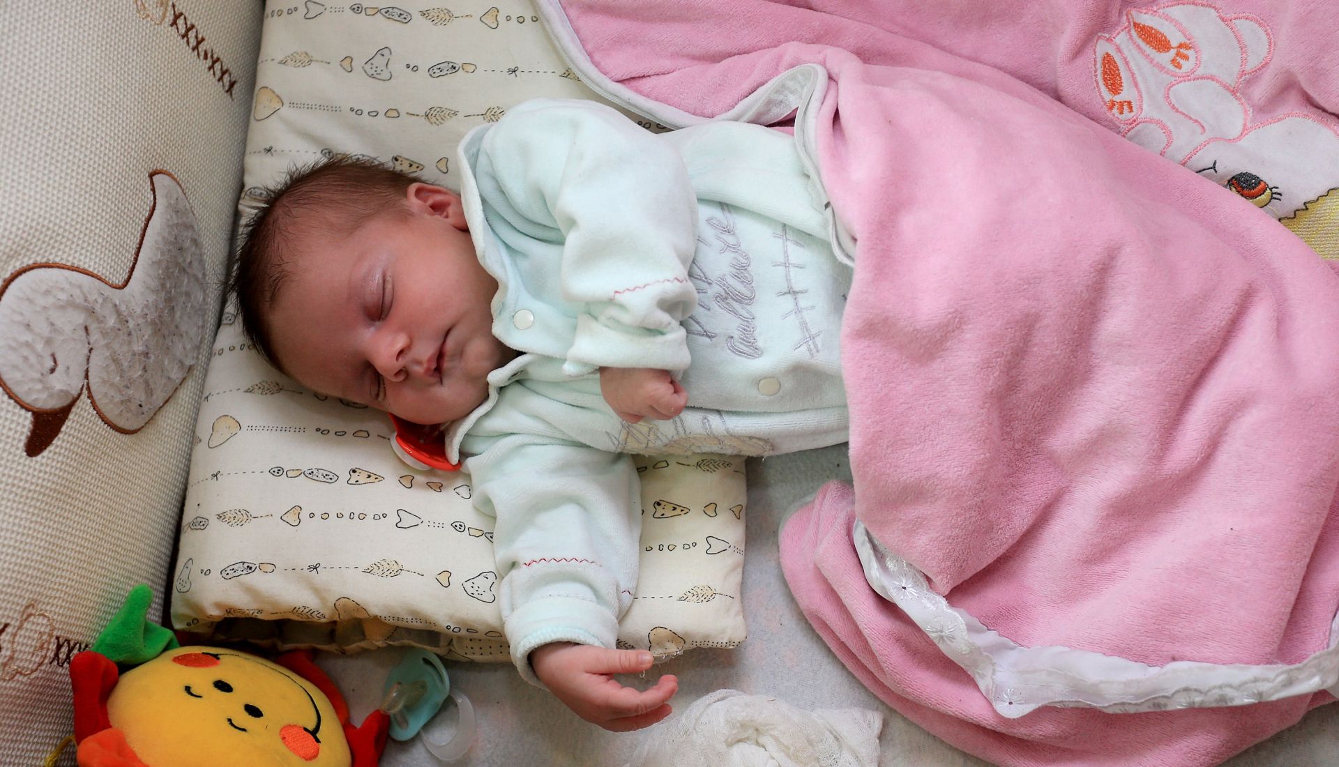 02.12.2015., Gunja - U kontejnerskom naselju u Gunji rodjena je prva beba, Ajna Kovacevic koja je na svijet stigla 7. studenog. Photo: Davor Javorovic/PIXSELL