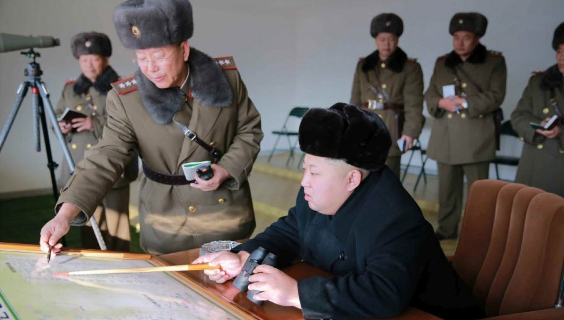epa05079721 An undated picture released by the Rodong Sinmun, North Korea's ruling Workers' Party newspaper, on 24 December 2015 shows North Korean leader Kim Jong-un (C) talking with a senior official of the North Korean People's Army during his inspection of actual maneuvers between the Army's large combined units 526 and 671 at an uknown location, North Korea. According to the North's state-run newspaper, Kim was quoted as saying 'Practical drills should be conducted so often to cope with the hardest and severest war.'  EPA/RODONG SINMUN -- BEST QUALITY AVAILABLE -- SOUTH KOREA OUT
